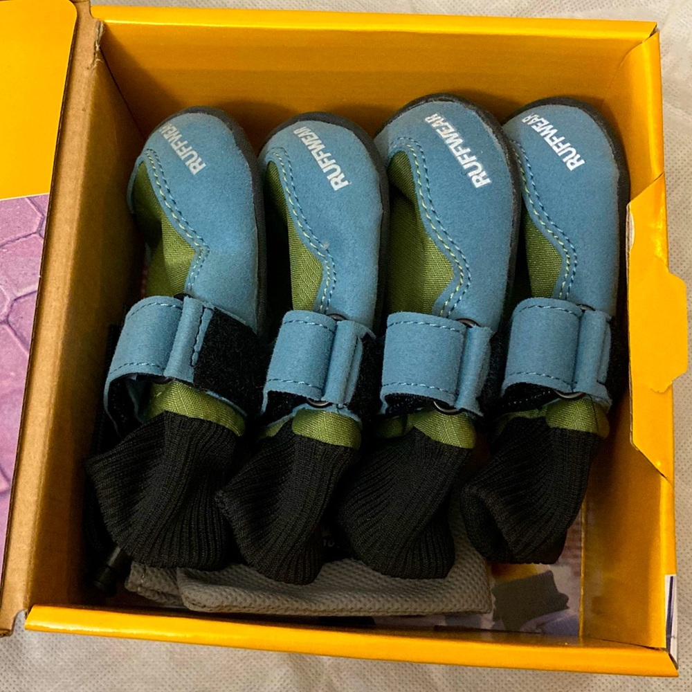 NIB SKYLINER BARK’N DOG BOOTS GREEN SIZE SMALL